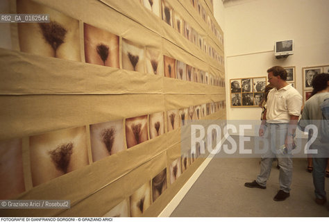 Caption: Localizzazione:.VENEZIA / CASTELLO.VENICE  / CASTELLO.Oggetto:.Soggetto:.XLV ESPOSIZIONE INTERNAZIONALE DARTE LA BIENNALE DI VENEZIA / FOTOGRAFIE DI GIANFRANCO GORGONI / NUDO SESSO XX.XLV INTERNATIONAL ART EXHIBITION LA BIENNALE DI VENEZIA / PHOTOGRAPHS BY GIANFRANCO GORGONI / NUDE SEX.Cronologia:.Definizione Culturale:.   Autore:.   Stile:.   Editori/Stampatori:.   Committenza:.Materia e Tecnica:.Collocazione:.Note:.BIENNALE ARTE.Riproduzione Fotografica:.©Graziano Arici/Rosebud2 Copyright: ©Graziano Arici/Rosebud2 /  .Data:.1993.Costo:.A