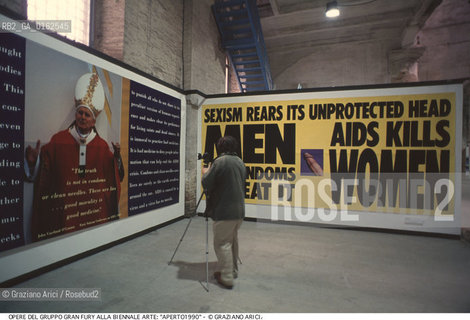 Localizzazione:.VENEZIA / CASTELLO.VENICE  / CASTELLO.Oggetto:.Soggetto:.XLIV ESPOSIZIONE INTERNAZIONALE DARTE LA BIENNALE DI VENEZIA / OPERE DEL GRUPPO GRAN FURY ESPOSTE NELLA SEZIONE APERTO 90 ALLE CORDERIE DELLARSENALE / PAPA / SESSO AIDS.XLIV INTERNATIONAL ART EXHIBITION LA BIENNALE DI VENEZIA / WORKS EXHIBITED IN THE SECTION APERTO 90  / POPE / SEX.Cronologia:.Definizione Culturale:.   Autore:.   Stile:.   Editori/Stampatori:.   Committenza:.Materia e Tecnica:.Collocazione:.Note:.BIENNALE ARTE.Riproduzione Fotografica:.©Graziano Arici/Rosebud2 Copyright: ©Graziano Arici/Rosebud2 /  .Data:.1990.Costo:.A.