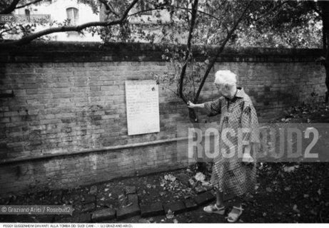 Nome:.GUGGENHEIM PEGGY.Descrizione: .ARTE COLLEZIONISTA / NEL GIARDINO DELLA SUA CASA DAVANTI ALLA TOMBA DI SUOI CANI / ANIMALE.Credit: ©Graziano Arici/Rosebud2 / Costo: .A.Nazione: .USA.Cittˆ: .VENEZIA.Data: .1979.