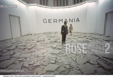 Localizzazione:.VENEZIA / CASTELLO.VENICE  / CASTELLO.Oggetto:.Soggetto:.XLV ESPOSIZIONE INTERNAZIONALE DARTE LA BIENNALE DI VENEZIA / INSTALLAZIONE DI HANS HAACKE AL PADIGLIONE GERMANIA.XLV INTERNATIONAL ART EXHIBITION LA BIENNALE DI VENEZIA  / INSTALLATION BY HANS HAACKE IN THE GERMANY PAVILION.Cronologia:.Definizione Culturale:.   Autore:.   Stile:.   Editori/Stampatori:.   Committenza:.Materia e Tecnica:.Collocazione:.Note:.BIENNALE ARTE.Riproduzione Fotografica:.©Graziano Arici/Rosebud2 Copyright: ©Graziano Arici/Rosebud2 /  .Data:.1993.Costo:.A.