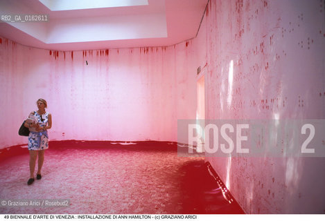 Nome:.HAMILTON ANN.Descrizione:.XLVIII ESPOSIZIONE INTERNAZIONALE DARTE LA BIENNALE DI VENEZIA / INSTALLAZIONE DI ANN HAMILTON / PADIGLIONE AMERICANO.XLVIII NTERNATIONAL ART EXHIBITION LA BIENNALE DI VENEZIA  /  WORK OF ANN HAMILTON  / AMERICAN PAVILION.Credit:.Graziano Arici/Rosebud2/.Costo:.A.Nazione:.USA.Cittˆ:.VENEZIA.VENICE.Data:.GIUGNO 1999