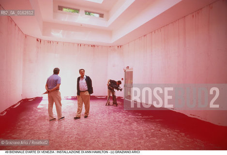 Nome:.HAMILTON ANN.Descrizione:.XLVIII ESPOSIZIONE INTERNAZIONALE DARTE LA BIENNALE DI VENEZIA / INSTALLAZIONE DI ANN HAMILTON / PADIGLIONE AMERICANO.XLVIII NTERNATIONAL ART EXHIBITION LA BIENNALE DI VENEZIA  /  WORK OF ANN HAMILTON  / AMERICAN PAVILION.Credit:.Graziano Arici/Rosebud2/.Costo:.A.Nazione:.USA.Cittˆ:.VENEZIA.VENICE.Data:.GIUGNO 1999