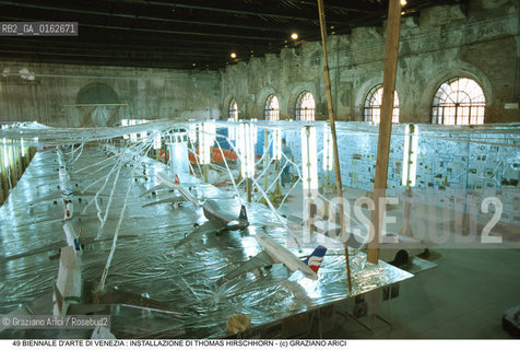 Nome:.HIRSCHHORN THOMAS.Descrizione:.XLVIII ESPOSIZIONE INTERNAZIONALE DARTE LA BIENNALE DI VENEZIA /  SUA OPERA  / AEREOPLANO / ARSENALE.XLVIII NTERNATIONAL ART EXHIBITION LA BIENNALE DI VENEZIA  / WORK  OF HIM / AIRPLANE / ARSENALE.Credit:.Graziano Arici/Rosebud2/.Costo:.A.Nazione:.GERMANIA.DERMANY.Cittˆ:.VENEZIA.VENICE.Data:.GIUGNO 1999