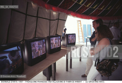 Localizzazione:.VENEZIA / CASTELLO.VENICE / CASTELLO.Oggetto:.Soggetto:.XLVII ESPOSIZIONE INTERNAZIONALE DARTE LA BIENNALE DI VENEZIA / INSTALLAZIONE DI FABRICE HYBERT AL PADIGLIONE FRANCIA.XLVII INTERNATIONAL ART EXHIBITION LA BIENNALE DI VENEZIA / INSTALLATION BY FABRICE HYBERT IN FRANCE PAVILION.Cronologia:.Definizione Culturale:.   Autore:.   Stile:.   Editori/Stampatori:.   Committenza:.Materia e Tecnica:.Collocazione:.Note:.BIENNALE ARTE .Riproduzione Fotografica:.©Graziano Arici/Rosebud2 Copyright: ©Graziano Arici/Rosebud2 /  .Data:.1997.Costo:.A.