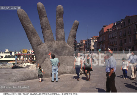 Localizzazione:.VENEZIA / CASTELLO.VENICE  / CASTELLO.Oggetto:.Soggetto:.XLVI ESPOSIZIONE INTERNAZIONALE DARTE LA BIENNALE DI VENEZIA / MANO,1995 SCULTURA DI MARIO IRARRAZABAL.XLVI INTERNATIONAL ART EXHIBITION LA BIENNALE DI VENEZIA .Cronologia:.Definizione Culturale:.   Autore:.   Stile:.   Editori/Stampatori:.   Committenza:.Materia e Tecnica:.Collocazione:.Note:.BIENNALE ARTE.Riproduzione Fotografica:.©Graziano Arici/Rosebud2 Copyright: ©Graziano Arici/Rosebud2 /  .Data:.1995.Costo:.A.