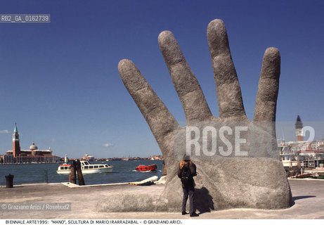 Localizzazione:.VENEZIA / CASTELLO.VENICE  / CASTELLO.Oggetto:.Soggetto:.XLVI ESPOSIZIONE INTERNAZIONALE DARTE LA BIENNALE DI VENEZIA / MANO,1995 SCULTURA DI MARIO IRARRAZABAL.XLVI INTERNATIONAL ART EXHIBITION LA BIENNALE DI VENEZIA .Cronologia:.Definizione Culturale:.   Autore:.   Stile:.   Editori/Stampatori:.   Committenza:.Materia e Tecnica:.Collocazione:.Note:.BIENNALE ARTE.Riproduzione Fotografica:.©Graziano Arici/Rosebud2 Copyright: ©Graziano Arici/Rosebud2 /  .Data:.1995.Costo:.A.