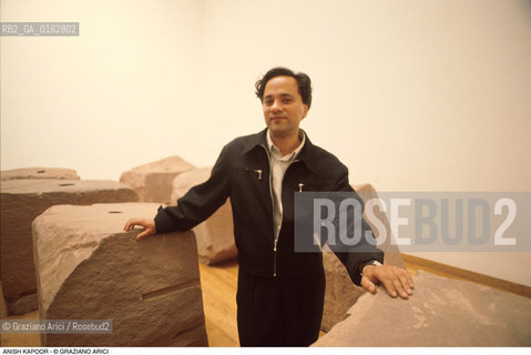 Caption: Localizzazione:.VENEZIA / CASTELLO.VENICE  / CASTELLO.Oggetto:.Soggetto:.XLIV ESPOSIZIONE INTERNAZIONALE DARTE LA BIENNALE DI VENEZIA / ANISH KAPOOR CON LA SUA OPERA VOID FIELD, 1989, AL PADIGLIONE GRAN BRETAGNA.XLIV INTERNATIONAL ART EXHIBITION LA BIENNALE DI VENEZIA / ANISH KAPOOR WITH HIS WORK VIOD FIELD , 1989, IN GREAT BRITAIN PAVILION.Cronologia:.Definizione Culturale:.   Autore:.   Stile:.   Editori/Stampatori:.   Committenza:.Materia e Tecnica:.Collocazione:.Note:.BIENNALE ARTE.Riproduzione Fotografica:.©Graziano Arici/Rosebud2 Copyright: ©Graziano Arici/Rosebud2 /  .Data:.1990.Costo:.A