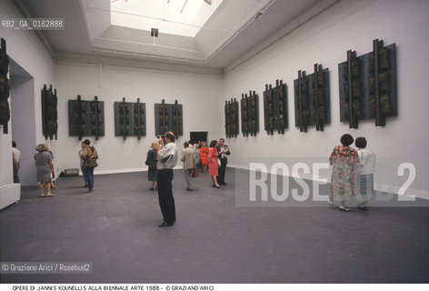 Localizzazione:.VENEZIA / CASTELLO.VENICE  / CASTELLO.Oggetto:.Soggetto:.XLIII ESPOSIZIONE INTERNAZIONALE DARTE LA BIENNALE DI VENEZIA / OPERE DI JANNIS KOUNELLIS AL PADIGLIONE ITALIA.XLIII INTERNATIONAL ART EXHIBITION LA BIENNALE DI VENEZIA  / WORKS BY JANNIS KOUNELLIS IN ITALY PAVILION.Cronologia:.Definizione Culturale:.   Autore:.   Stile:.   Editori/Stampatori:.   Committenza:.Materia e Tecnica:.Collocazione:.BIENNALE ARTE.Riproduzione Fotografica:.©Graziano Arici/Rosebud2 Copyright: ©Graziano Arici/Rosebud2 /  .Data:.1988.Costo:.A.
