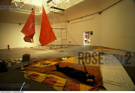 Caption: Nome: .KOUNELLIS JANNIS.Descrizione: .ARTE POVERA BIENNALE / CON VELE E PIPA.Credit: ©Graziano Arici/Rosebud2 / Costo: .A.Nazione: .ITALIA/GRECIA.Cittˆ: ..Data: .1995