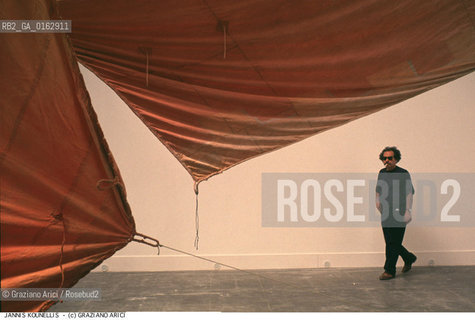 Nome: .KOUNELLIS JANNIS.Descrizione: .ARTE POVERA BIENNALE .Credit: ©Graziano Arici/Rosebud2 / Costo: .A.Nazione: .ITALIA/GRECIA.Cittˆ: .VENEZIA.Data: .1995.
