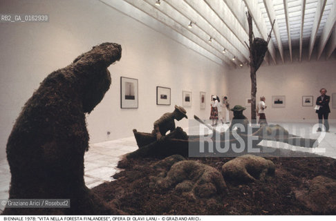 Localizzazione:.VENEZIA / CASTELLO.VENICE / CASTELLO.Oggetto:.Soggetto:.XXXVIII ESPOSIZIONE INTERNAZIONALE DARTE LA BIENNALE DI VENEZIA / VITA NELLA FORESTA FINLANDESE, COMPOSIZIONE DI AMBIENTE (PARTICOLARE), OPERA DI OLAVI LANU AL PADIGLIONE FINLANDIA.XXXVIII INTERNATIONAL ART EXHIBITION LA BIENNALE DI VENEZIA  / VITA NELLA FORESTA FINLANDESE, COMPOSIZIONE DI AMBIENTE  (DETAIL), WORK BY OLAVI LANU IN FINLAND PAVILION.Cronologia:.Definizione Culturale:.   Autore:.   Stile:.   Editori/Stampatori:.   Committenza:.Materia e Tecnica:.Collocazione:.Note:.BIENNALE ARTE.Riproduzione Fotografica:.©Graziano Arici/Rosebud2 Copyright: ©Graziano Arici/Rosebud2 /  .Data:.1978.Costo:.A.