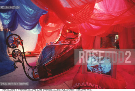 Localizzazione:.VENEZIA / CASTELLO.VENICE / CASTELLO.Oggetto:.Soggetto:.XLIV ESPOSIZIONE INTERNAZIONALE DARTE LA BIENNALE DI VENEZIA / INSTALLAZIONE HONEYMOON MIRALDA PROJECT 1986-1992, DI ANTONI MIRALDA AL PADIGLIONE SPAGNA / GONDOLA COMPUTER.XLIV INTERNATIONAL ART EXHIBITION LA BIENNALE DI VENEZIA / HONEYMOON MIRALDA PROJECT INSTALLATION 1986-1992, BY ANTONI MIRALDA IN SPAIN PAVILION.Cronologia:.Definizione Culturale:.   Autore:.   Stile:.   Editori/Stampatori:.   Committenza:.Materia e Tecnica:.Collocazione:.Note:.BIENNALE ARTE.Riproduzione Fotografica:.©Graziano Arici/Rosebud2 Copyright: ©Graziano Arici/Rosebud2 /  .Data:.1990.Costo:.A.
