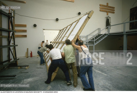 Caption: Localizzazione:.VENEZIA / CASTELLO.VENICE / CASTELLO.Oggetto:.Soggetto:.XLIII ESPOSIZIONE INTERNAZIONALE DARTE LA BIENNALE DI VENEZIA / ALLESTIMENTO DI UNOPERA DI MAURIZIO MOCHETTI AL PADIGLIONE ITALIA.XLIII INTERNATIONAL ART EXHIBITION LA BIENNALE DI VENEZIA / .PREPARATION OF AN ARTWORK BY MAURIZIO MOCHETTI IN ITALY PAVILION.Cronologia:.Definizione Culturale:.   Autore:.   Stile:.   Editori/Stampatori:.   Committenza:.Materia e Tecnica:.Collocazione:.Note:.BIENNALE ARTE.Riproduzione Fotografica:.©Graziano Arici/Rosebud2 Copyright: ©Graziano Arici/Rosebud2 /  .Data:.1988.Costo:.A