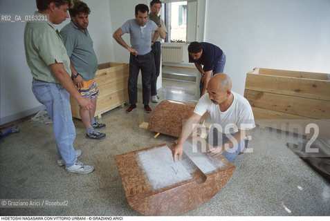 Caption: Nome: .NAGASAWA HIDETOSHI.Descrizione: .ARTE SCULTORE KASSEL DOKUMENTA / CON VITTORIO URBANI.Credit: ©Graziano Arici/Rosebud2 / Costo: .A.Nazione: .GIAPPONE.Cittˆ: .KASSEL.Data: .1992