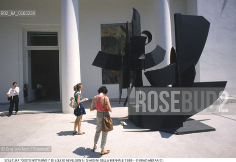 Localizzazione:.VENEZIA / CASTELLO.VENICE / CASTELLO.Oggetto:.Soggetto:.XLIII ESPOSIZIONE INTERNAZIONALE DARTE LA BIENNALE DI VENEZIA / SCULTURA GESTO NOTTURNO I, DI LOUISE NEVELSON.XLIII INTERNATIONAL ART EXHIBITION LA BIENNALE DI VENEZIA .Cronologia:.Definizione Culturale:.   Autore:.   Stile:.   Editori/Stampatori:.   Committenza:.Materia e Tecnica:.Collocazione:.Note:.BIENNALE ARTE.Riproduzione Fotografica:.©Graziano Arici/Rosebud2 Copyright: ©Graziano Arici/Rosebud2 /  .Data:.1988.Costo:.A.