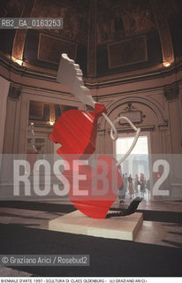 Localizzazione:.VENEZIA / CASTELLO.VENICE  / CASTELLO.Oggetto:.Soggetto:.XLVII ESPOSIZIONE INTERNAZIONALE DARTE LA BIENNALE DI VENEZIA / SCULTURA DI CLAES OLDENBURG AL PADIGLIONE ITALIA.XLVII INTERNATIONAL ART EXHIBITION LA BIENNALE DI VENEZIA / SCULPTURE BY CLAES OLDENBURG IN ITALY PAVILION.Cronologia:.Definizione Culturale:.   Autore:.   Stile:.   Editori/Stampatori:.   Committenza:.Materia e Tecnica:.Collocazione:.BIENNALE ARTE.Riproduzione Fotografica:.©Graziano Arici/Rosebud2 Copyright: ©Graziano Arici/Rosebud2 /  .Data:.1997.Costo:.A.