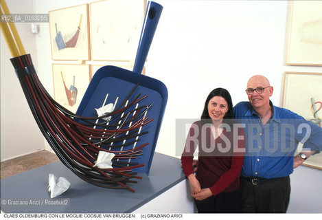 Nome: .OLDENBURG CLAES.Descrizione: .ARTE / CON LA MOGLIE COOSJE VAN BRUGGEN/ PALETTA / SCOPA.Credit: ©Graziano Arici/Rosebud2 / Costo: .A.Nazione: .USA.Cittˆ: .VENEZIA.Data: .1999.