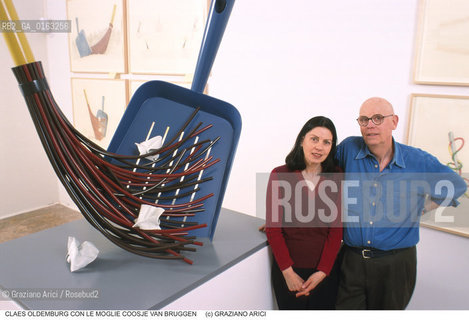 Nome: .OLDENBURG CLAES.Descrizione: .ARTE / CON LA MOGLIE COOSJE VAN BRUGGEN/ PALETTA / SCOPA.Credit: ©Graziano Arici/Rosebud2 / Costo: .A.Nazione: .USA.Cittˆ: .VENEZIA.Data: .1999.