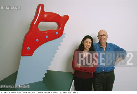 Nome: .OLDENBURG CLAES.Descrizione: .ARTE / CON LA MOGLIE COOSJE VAN BRUGGEN/ SEGA.Credit: ©Graziano Arici/Rosebud2 / Costo: .A.Nazione: .USA.Cittˆ: .VENEZIA.Data: .1999.