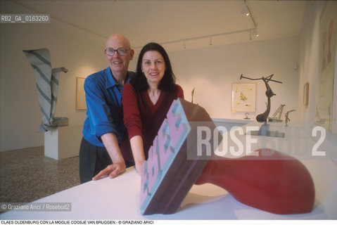 Caption: Nome: .OLDENBURG CLAES.Descrizione: .ARTE / CON LA MOGLIE COOSJE VAN BRUGGEN/ TIMBRO.Graziano Arici/Rosebud2/.Costo: .A.Nazione: .USA.Cittˆ: ..Data: .1999