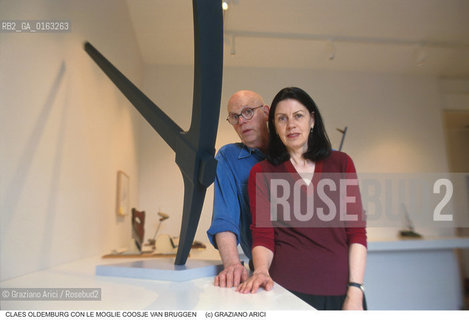 Nome: .OLDENBURG CLAES.Descrizione: .ARTE / CON LA MOGLIE COOSJE VAN BRUGGEN/ PICCONE.Credit: ©Graziano Arici/Rosebud2 / Costo: .A.Nazione: .USA.Cittˆ: .VENEZIA.Data: .1999.