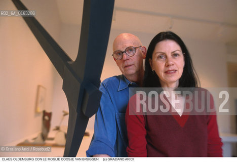 Nome: .OLDENBURG CLAES.Descrizione: .ARTE / CON LA MOGLIE COOSJE VAN BRUGGEN/ PICCONE.Credit: ©Graziano Arici/Rosebud2 / Costo: .A.Nazione: .USA.Cittˆ: .VENEZIA.Data: .1999.