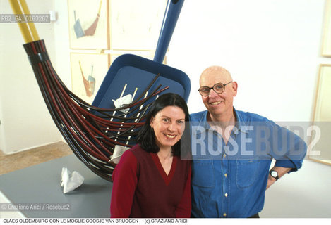 Nome: .OLDENBURG CLAES.Descrizione: .ARTE / CON LA MOGLIE COOSJE VAN BRUGGEN/ PALETTA / SCOPA.Credit: ©Graziano Arici/Rosebud2 / Costo: .A.Nazione: .USA.Cittˆ: .VENEZIA.Data: .1999.