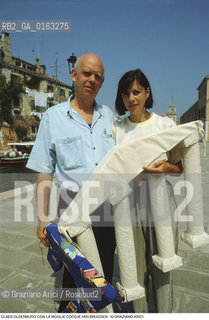 Caption: Nome: .OLDENBURG CLAES.Descrizione: .ARTE / CON LA MOGLIE COOSJE VAN BRUGGEN / COLONNA / A VENEZIA.Credit: ©Graziano Arici/Rosebud2 / Costo: .A.Nazione: .USA.Cittˆ: ..Data: .1984