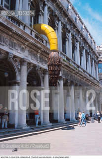 Caption: Nome: .OLDENBURG CLAES.Descrizione: .ARTE / MOSTRA DI CLAES OLDENBURG E COOSJE VAN BRUGGEN / CODA DI LEONE / PIAZZA SAN MARCO / ALA NAPOLEONICA.Graziano Arici/Rosebud2/.Costo: .A.Nazione: .USA.Cittˆ: ..Data: .1999