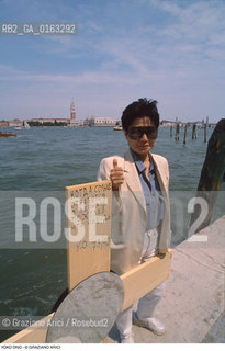 Caption: Nome: .YOKO ONO.Descrizione: .ARTE SPECCHIO OCCHIALI / A VENEZIA.Credit: ©Graziano Arici/Rosebud2 / Costo: .A.Nazione: .USA.Cittˆ: ..Data: .1990