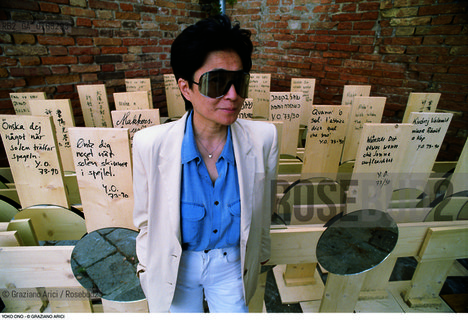 Caption: Nome: .YOKO ONO.Descrizione: .ARTE SPECCHIO OCCHIALI.Credit: ©Graziano Arici/Rosebud2 / Costo: .A.Nazione: .USA.Cittˆ: ..Data: .1990