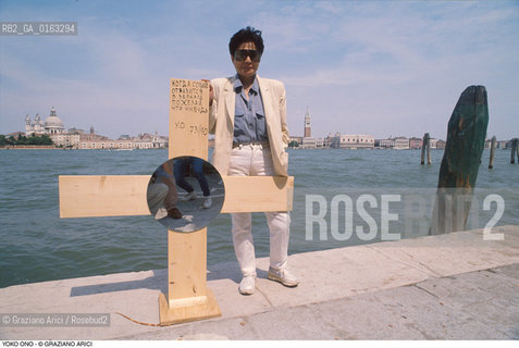 Caption: Nome: .YOKO ONO.Descrizione: .ARTE SPECCHIO OCCHIALI / A VENEZIA.Credit: ©Graziano Arici/Rosebud2 / Costo: .A.Nazione: .USA.Cittˆ: ..Data: .1990