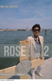 Caption: Nome: .YOKO ONO.Descrizione: .ARTE SPECCHIO OCCHIALI / A VENEZIA.Credit: ©Graziano Arici/Rosebud2 / Costo: .A.Nazione: .USA.Cittˆ: ..Data: .1990