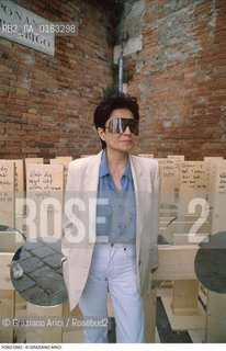 Caption: Nome: .YOKO ONO.Descrizione: .ARTE SPECCHIO OCCHIALI.Credit: ©Graziano Arici/Rosebud2 / Costo: .A.Nazione: .USA.Cittˆ: ..Data: .1990