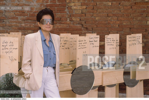 Caption: Nome: .YOKO ONO.Descrizione: .ARTE SPECCHIO OCCHIALI.Credit: ©Graziano Arici/Rosebud2 / Costo: .A.Nazione: .USA.Cittˆ: ..Data: .1990