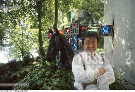 Caption: Nome: .PAIK NAM JUNE.Descrizione: .ARTE / VIDEO CAVALLO.Credit: ©Graziano Arici/Rosebud2 / Costo: .A.Nazione: .COREA.Cittˆ: ..Data: .1993