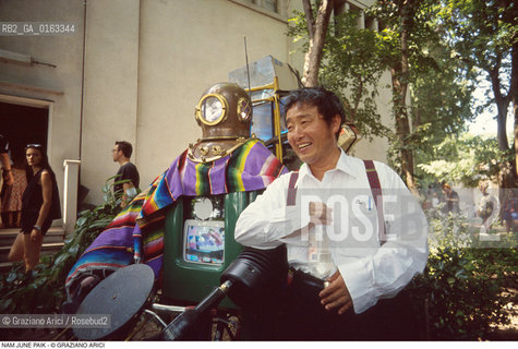 Caption: Nome: .PAIK NAM JUNE.Descrizione: .ARTE VIDEO.Credit: ©Graziano Arici/Rosebud2 / Costo: .A.Nazione: .COREA.Cittˆ: ..Data: .1993