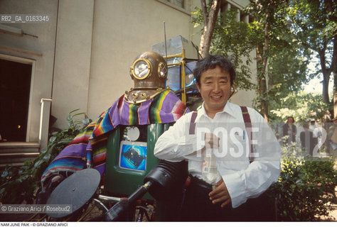 Caption: Nome: .PAIK NAM JUNE.Descrizione: .ARTE VIDEO.Credit: ©Graziano Arici/Rosebud2 / Costo: .A.Nazione: .COREA.Cittˆ: ..Data: .1993