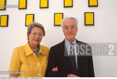 Caption: Nome:.PANZA DI BIUMO GIUSEPPE.Descrizione:.XLVIII ESPOSIZIONE INTERNAZIONALE DARTE LA BIENNALE DI VENEZIA / COLLEZIONISTA , CON LA MOGLIE AL PADIGLIONE FRANCESE.XLVIII NTERNATIONAL ART EXHIBITION LA BIENNALE DI VENEZIA  /  ART COLLECTOR , WITH HIS WIFE AT THE FRENCH PAVILION.Graziano Arici/Rosebud2/.Costo:.A.Nazione:.ITALIA.ITALY.Cittˆ:..Data:.GIUGNO 1999