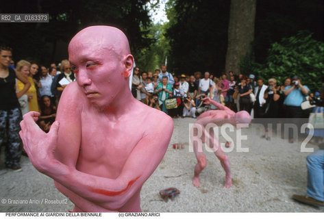Nome:.PERFORMANCE AI GIARDINI DELLA BIENNALE              .Descrizione:.XLVIII ESPOSIZIONE INTERNAZIONALE DARTE LA BIENNALE DI VENEZIA / PERFORMANCE AI GIARDINI DELLA BIENNALE / UOMINI NUDI DIPINTI DI ROSA / ORIENTALI.XLVIII NTERNATIONAL ART EXHIBITION  LA BIENNALE DI VENEZIA  /  PERFORMANCE AT THE GARDENS OF BIENNALE / PINK NAKED MEN  /  ORIENTAL MEN  .Credit:.Graziano Arici/Rosebud2/.Costo:.A.Nazione:..Cittˆ:.VENEZIA.VENICE.Data:.GIUGNO 1999