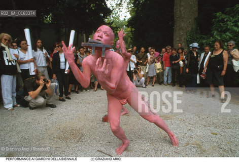 Nome:.PERFORMANCE AI GIARDINI DELLA BIENNALE              .Descrizione:.XLVIII ESPOSIZIONE INTERNAZIONALE DARTE LA BIENNALE DI VENEZIA / PERFORMANCE AI GIARDINI DELLA BIENNALE / UOMINI NUDI DIPINTI DI ROSA / ORIENTALI.XLVIII NTERNATIONAL ART EXHIBITION  LA BIENNALE DI VENEZIA  /  PERFORMANCE AT THE GARDENS OF BIENNALE / PINK NAKED MEN  /  ORIENTAL MEN  .Credit:.Graziano Arici/Rosebud2/.Costo:.A.Nazione:..Cittˆ:.VENEZIA.VENICE.Data:.GIUGNO 1999