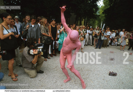 Nome:.PERFORMANCE AI GIARDINI DELLA BIENNALE              .Descrizione:.XLVIII ESPOSIZIONE INTERNAZIONALE DARTE LA BIENNALE DI VENEZIA / PERFORMANCE AI GIARDINI DELLA BIENNALE / UOMINI NUDI DIPINTI DI ROSA / ORIENTALI.XLVIII NTERNATIONAL ART EXHIBITION  LA BIENNALE DI VENEZIA  /  PERFORMANCE AT THE GARDENS OF BIENNALE / PINK NAKED MEN  /  ORIENTAL MEN  .Credit:.Graziano Arici/Rosebud2/.Costo:.A.Nazione:..Cittˆ:.VENEZIA.VENICE.Data:.GIUGNO 1999