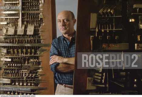 Caption: Nome: .POMODORO ARNALDO.Descrizione: .ARTE SCULTORE BIENNALE.Credit: ©Graziano Arici/Rosebud2 / Costo: .A.Nazione: .ITALIA.Cittˆ: ..Data: .1988