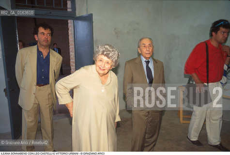 Caption: Localizzazione:.VENEZIA / CASTELLO.VENICE  / CASTELLO.Oggetto:.Soggetto:.XLVII ESPOSIZIONE INTERNAZIONALE DARTE LA BIENNALE DI VENEZIA / ILEANA SONNABEND CON LEO CASTELLI E VITTORIO URBANI.XLVII INTERNATIONAL ART EXHIBITION LA BIENNALE DI VENEZIA   .Cronologia:.Definizione Culturale:.   Autore:.   Stile:.   Editori/Stampatori:.   Committenza:.Materia e Tecnica:.Collocazione:.ARTE GALLERISTA / BIENNALE ARTE.ART GALLERIST.Riproduzione Fotografica:.©Graziano Arici/Rosebud2 Copyright: ©Graziano Arici/Rosebud2 /  .Data:.1997.Costo:.A