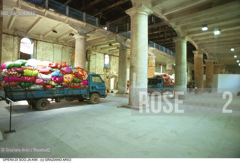 Nome:.PIVI PAOLA            .Descrizione:.XLVIII ESPOSIZIONE INTERNAZIONALE DARTE LA BIENNALE DI VENEZIA / OPERA DI SOO-JA KIM     ALL ARSENALE / CAMION DI CUSCINI.XLVIII NTERNATIONAL ART EXHIBITION LA BIENNALE DI VENEZIA  /   WORK  OF  SOO-JA KIM / MOTOR-LORRY ( TRUCK ) OF CUSHIONS / ARSENALE.Credit:.Graziano Arici/Rosebud2/.Costo:.A.Nazione:.ITALIA .ITALY.Cittˆ:.VENEZIA.VENICE.Data:.GIUGNO 1999