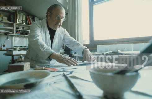Caption: Nome: .SANTOMASO GIUSEPPE.Descrizione: .ARTE PITTORE NEL SUO STUDIO.Credit: ©Graziano Arici/Rosebud2 / Costo: .A.Nazione: .ITALIA.Cittˆ: ..Data: .1982