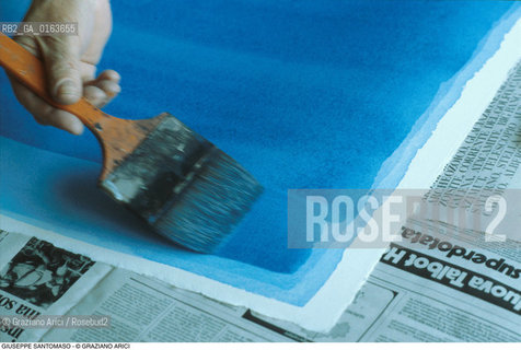 Caption: Nome: .SANTOMASO GIUSEPPE.Descrizione: .ARTE PITTORE NEL SUO STUDIO / MANO CON PENNELLO .Credit: ©Graziano Arici/Rosebud2 / Costo: .A.Nazione: .ITALIA.Cittˆ: ..Data: .1982