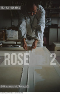 Caption: Nome: .SANTOMASO GIUSEPPE.Descrizione: .ARTE PITTORE NEL SUO STUDIO.Credit: ©Graziano Arici/Rosebud2 / Costo: .A.Nazione: .ITALIA.Cittˆ: ..Data: .1982