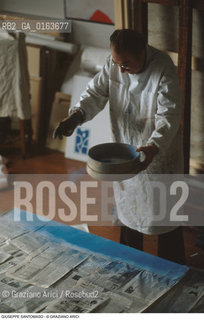 Caption: Nome: .SANTOMASO GIUSEPPE.Descrizione: .ARTE PITTORE NEL SUO STUDIO.Credit: ©Graziano Arici/Rosebud2 / Costo: .A.Nazione: .ITALIA.Cittˆ: ..Data: .1982