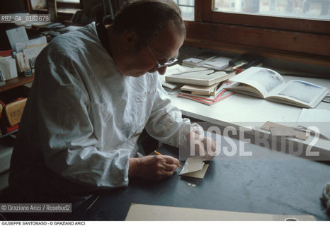 Caption: Nome: .SANTOMASO GIUSEPPE.Descrizione: .ARTE PITTORE NEL SUO STUDIO.Credit: ©Graziano Arici/Rosebud2 / Costo: .A.Nazione: .ITALIA.Cittˆ: ..Data: .1982